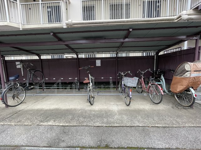 屋根付きの駐輪場で、サビや汚れの心配も不要。　