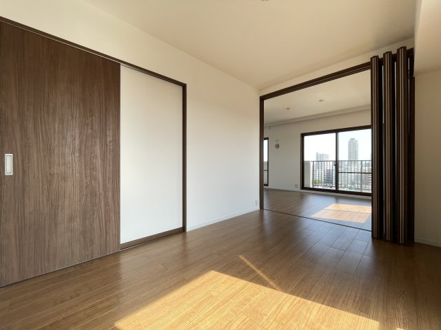 LD横の洋室は、扉を開けて解放感ある空間に。　