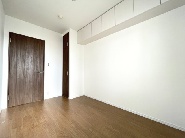 リビングから離れたお部屋は、静かに仕事をするのにもピッタリな空間です。　