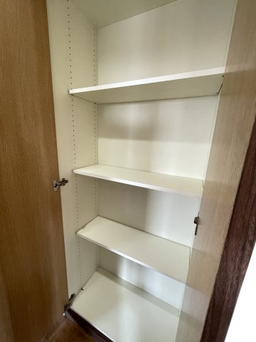 仕切りのあるクローゼットは、収納棚を追加しなくても、綺麗に整理整頓出来ます。　