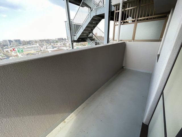 LDKと2つの洋室をつなぐ、広いバルコニー。洗濯物が沢山あっても安心です。　