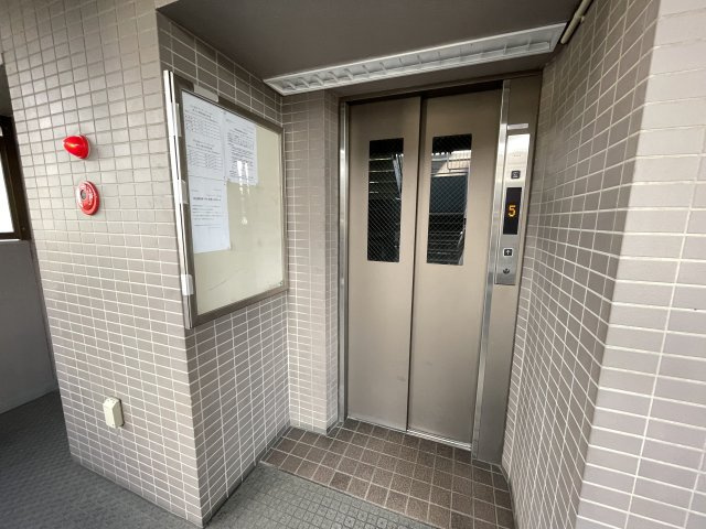 重たい荷物を持っていても、エレベーターがあれば安心です。　