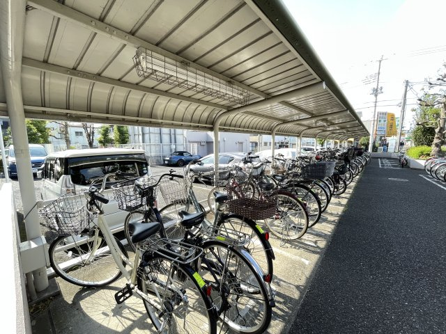 屋根付きの駐輪場で、サビや汚れの心配も不要。　