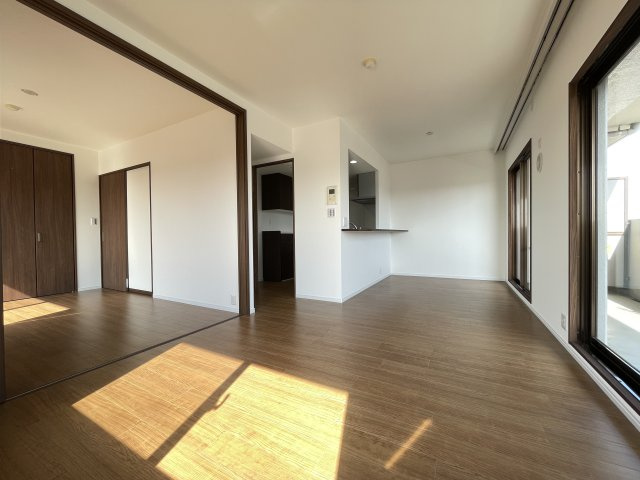 広々としたLDKは、隣接するお部屋の扉を開けて、さらに解放感ある空間に。　