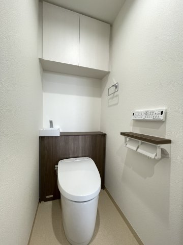 温水洗浄便座付きの清潔感あるトイレは、落ち着いた空間に。　