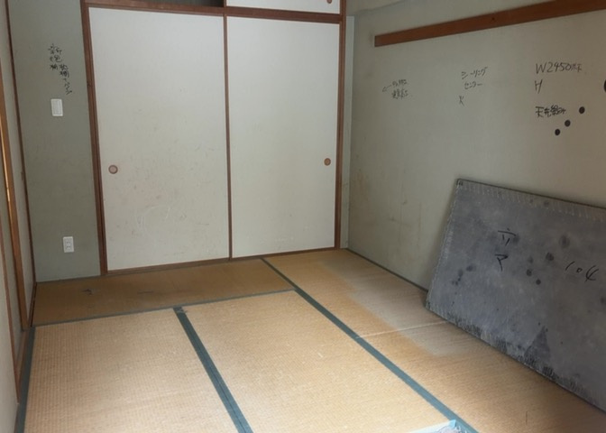 寝室でゆっくりと過ごすためにはベッド周りの適度な空間を担保することや窓の位置、照明の明るさ、寝室の広さなどを考える必要があります。自身や家族の構成とライフスタイルに併せて寝室にする部屋を選びましょう！