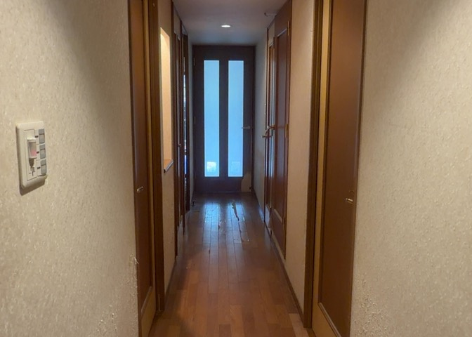 内装はとにかくおしゃれなものがいい！と選ぶ前に、まず住んだ後のことを想像してみましょう。住んでみたらコンセントの位置が悪くて使いにくいなど出てきます。事前にどの家電をどこに置くか想定しておきましょう。