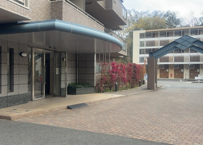 マンションのエントランスには、もともと風よけや防犯の役割がありますが、マンションによって宅配ボックスなどの設備が備わっている所もあります。日々の生活をイメージしながら生活しやすさをチェックしましょう。