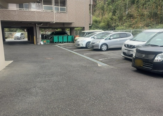 車一台あたりに必要なスペースは、標準サイズの普通自動車で横幅2m50cm、長さ5mは必要になります。ただし、乗降のことも考慮して横幅3m30cm、長さ5m50cmほどは確保できるところを選びましょう。