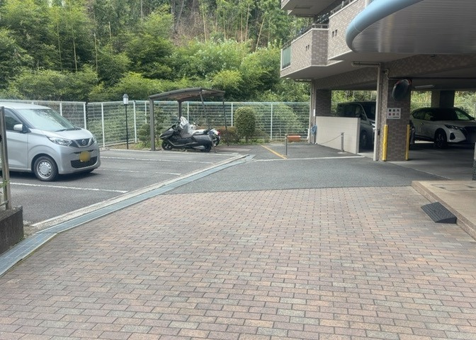 駐車場と明記されていても、最小スペースでつくられた駐車場だと大型車は駐車できなかったり、出入りしにくくなったりする可能性があります。お車のサイズと購入したい物件の駐車場のサイズを現地で確認しましょう。