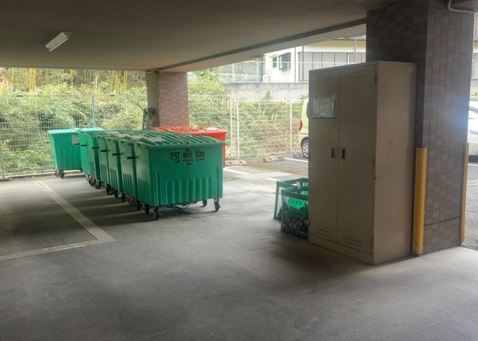 共有部分は、住民なら誰もが使える設備のこと。例えば駐車場やエレベーター、インターネット設備、セキュリティ設備などがあります。他にも、マンションの廊下・外部階段やエントランス・ゴミ置き場などがあります。