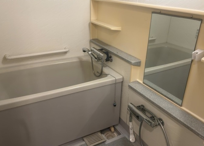 入浴時の快適さも大事なことですが、綺麗な状態を維持できなければ気持ちよく入浴できません。毎日の掃除が楽という点は大事なポイントになります！カビが生えにくく掃除がしやすい、壁や浴槽を選ぶといいでしょう。