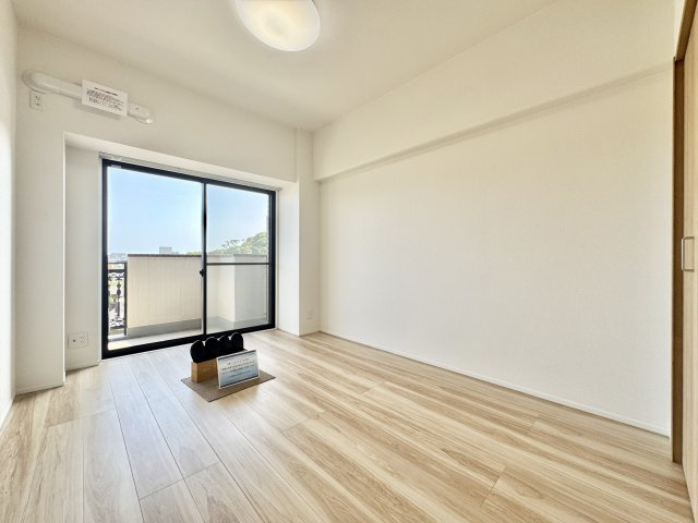 5.7帖洋室です。日当たりが良く気持ちの良い風が入り込むお部屋になります♪