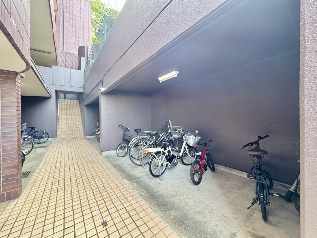 駐輪場は敷地内鍵付き扉内にあるので防犯はバッチリです！