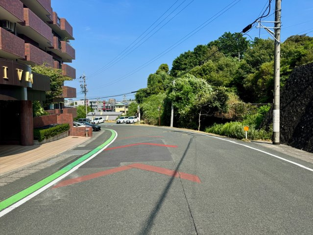 前面道路を西側から東向きに撮影しました。