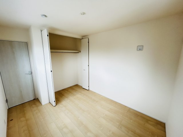 現地写真　リビング隣の洋室はお子様の遊び部屋としてもちょうどいいですね♪　