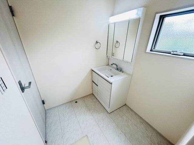 現地写真　シャワー付きの洗面台は忙しい朝でも身支度を整えるのにとても便利◎       　