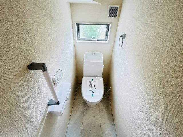 現地写真　節水タイプのウォシュレット付きトイレ、水道料節約に一役買います！　