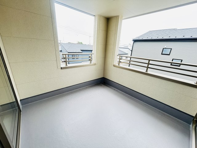 現地写真　インナーバルコニーで少しの雨なら濡れずにすみます。天気が怪しいけど…という悩みも解消ですね!         　　
