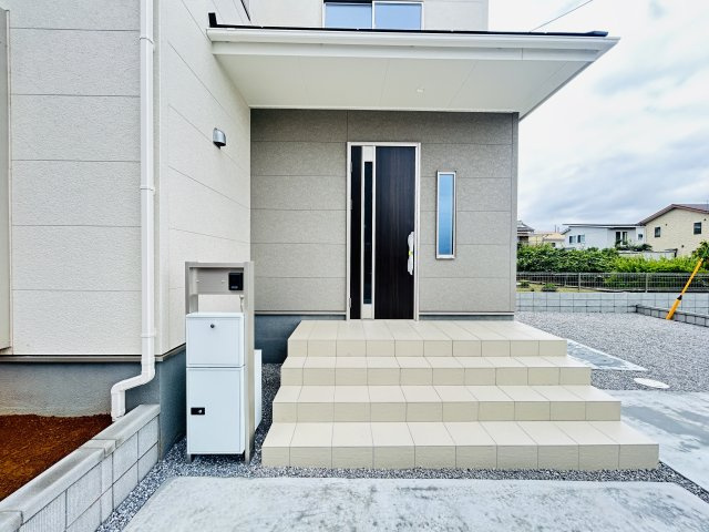 現地写真　ポストと一体型のTVモニターホンでセキュリティ安心！　