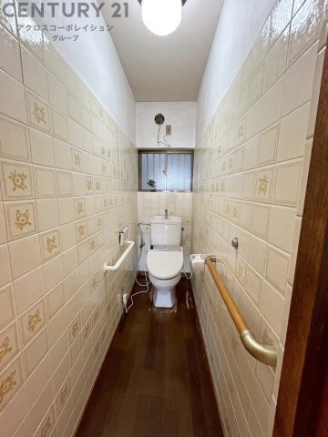 温水洗浄便座付トイレは温水洗浄機能により、暖かい水でおしりを洗浄することができ、冷たい水を使う従来の便座に比べ、温水洗浄機能で暖かいトイレを提供し、快適な使用を可能にします。　