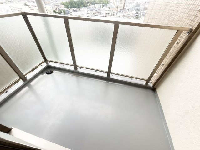 洋室約5.6帖はバルコニー付きで、明るく快適に過ごせるお部屋です