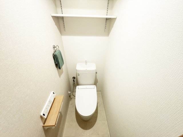 可動棚付きで、トイレ用品もすっきり収納