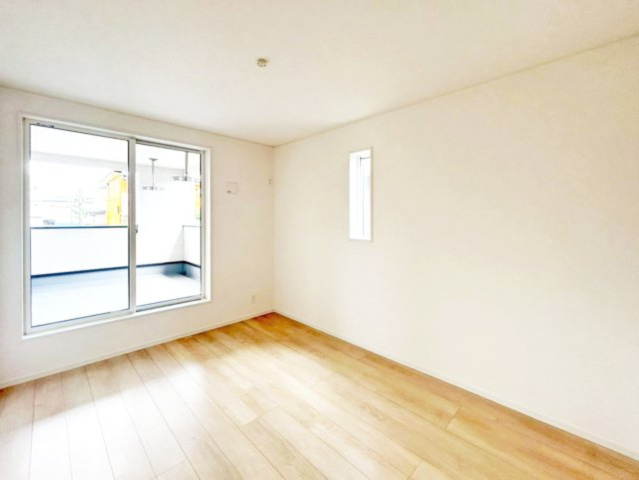 寝室。バルコニーに面した明るいお部屋です。クローゼット完備（施工例）
