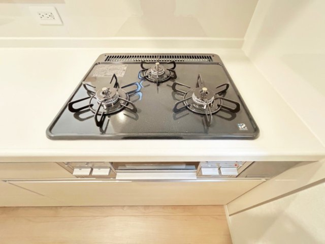 三ツ口のコンロは安全装置付き。お料理のレパートリーも提供時間も自由自在（施工例）