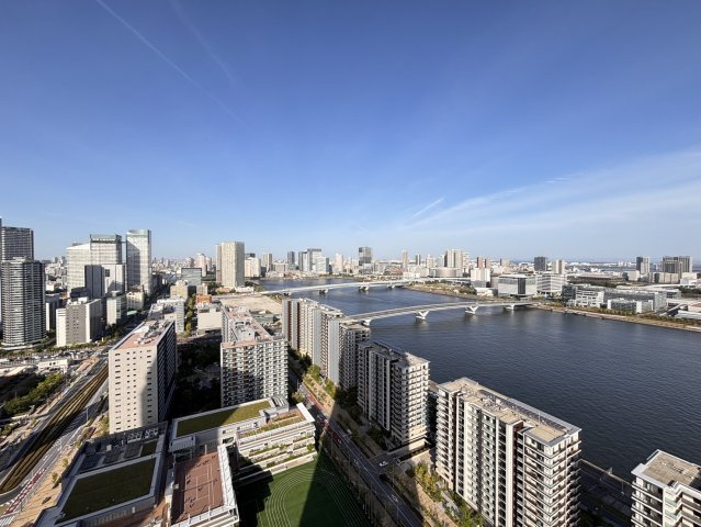 板状棟の上を行く、前面棟無しの180度湾岸パノラマビュー。