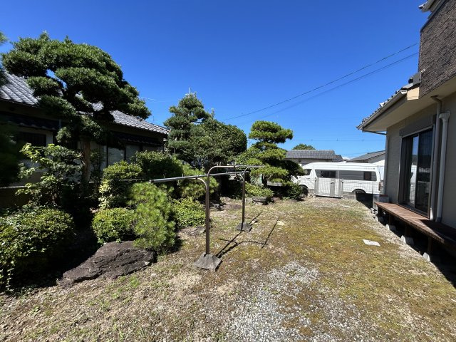 広々自由に使えるお庭で、BBQやプールはいかがでしょうか。樹木の撤去などご相談可能です。