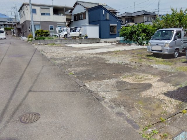 小学校まで徒歩9分です。近くに原田公園があります。子育て世帯に優しい環境です。