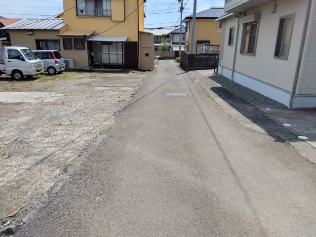 閑静な住宅地に位置しています。車通りが少なく騒音も気にならない穏やかな環境です。