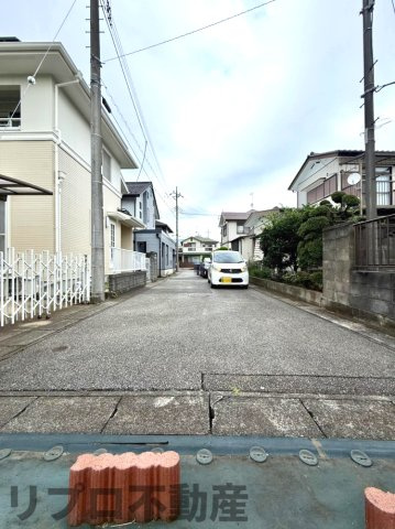前面道路は約5m　対向車とのすれ違いもしやすいゆとりある道路幅です！　交通量が少なく落ち着いた環境！