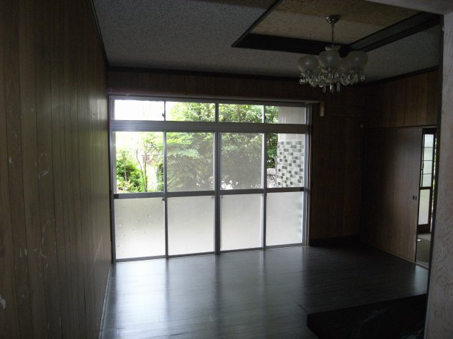 大きな窓からたっぷりの光が差し込み、リビング全体を明るく包み込む空間です。庭の緑も感じられ、季節の移ろいを楽しみながら心地よい時間を過ごせます。家族の団らんや来客時にも快適なひとときを演出します。