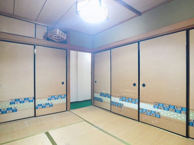 3階6帖和室です。　押入付です。