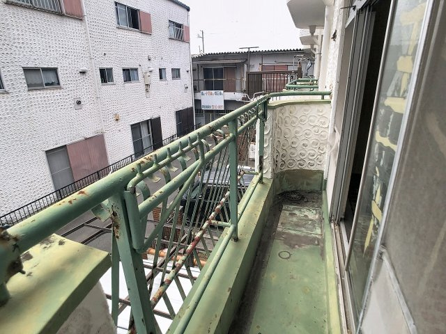 南西向きバルコニーで洗濯もよく乾きますね♪　