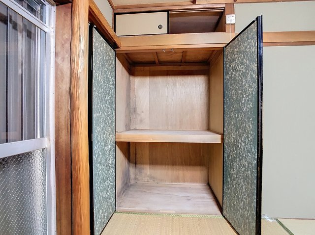 1階6帖和室の押入です。　大きく大容量。