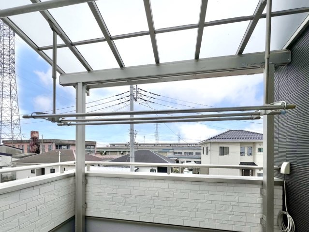 ■バルコニー｜共働きのご家庭に嬉しい屋根付きバルコニー！急に雨が降ってきても安心です♪