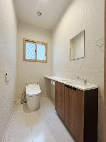 ■トイレ｜1階と2階にトイレがございます♪壁には小物を置けるスペースがあるのでトイレットペーパーのストックを置いておくのにも便利です♪写真などを飾ってもおしゃれですね♪