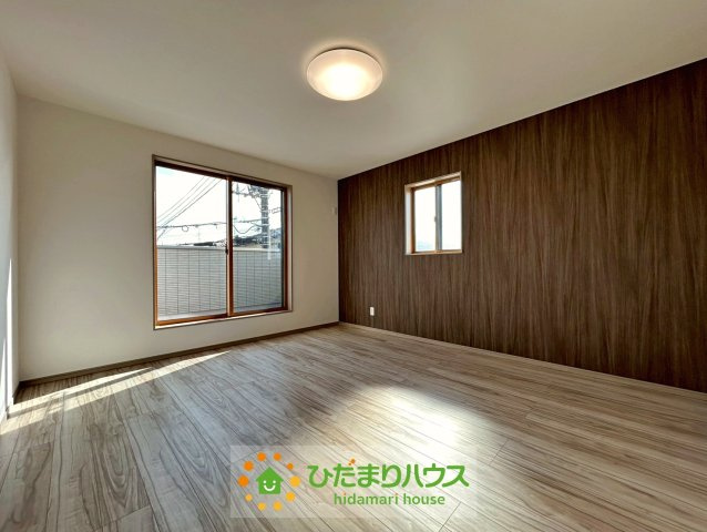 ダークブラウンのアクセントクロス効果で、雰囲気がかなり変わりますね！
