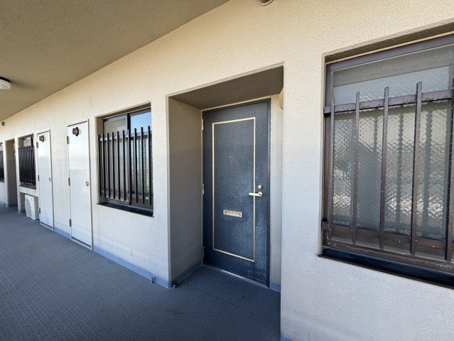 落ち着いたトーンの玄関ドアが印象的な住まいの顔。共用廊下に面しながらも、ドア位置や造りによりプライバシーをしっかり確保しています。シンプルながら高級感のあるデザインで、重厚な雰囲気を演出しています。