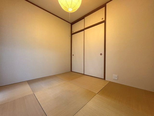 天袋付きで収納力抜群の押入がある、6帖の和室です。畳の香りに癒やされる空間は、客間や寝室、お子様のプレイスペースとしても大活躍。球体の和モダンな照明が、優しく温かみのある雰囲気を演出します。