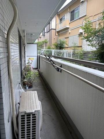 お洗濯物がカラッと乾く、日当たり良好な南向きバルコニーです。奥行きにゆとりがあるため、プランターを並べて植物を育てるのにもぴったり。物干し金物も完備されており、毎日の家事を優しくサポートします。