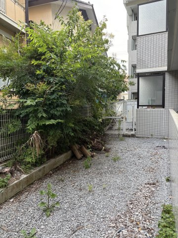 1階住戸ならではの特権、ゆとりある広さの専用庭です。豊かな植栽がプライベート感を高め、周囲からの目線を優しく遮ります。砂利敷きでお手入れがしやすく、日常に心地よい開放感と潤いをプラスします。
