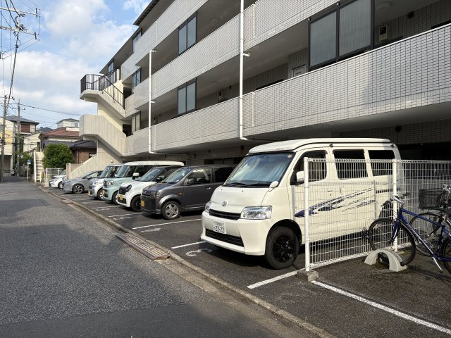 前面道路から直接スムーズにアクセスできる、出し入れがスムーズな平置きタイプの駐車場です。機械式のような待ち時間がなく、お買い物帰りの大きな荷物の搬入も快適。愛車を身近に停められる安心感も魅力です。