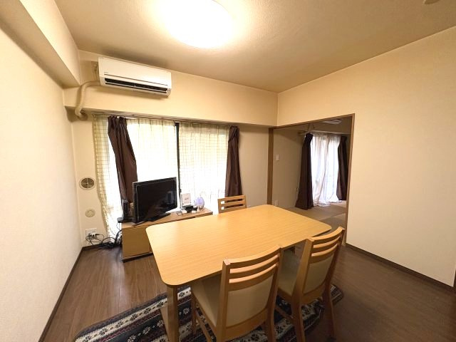 ダイニングから隣の和室を見渡せる開放的なアングルです。引き戸を開放すれば、リビングダイニングのような広々とした空間としても活用可能。南向きの窓から心地よい光が奥まで差し込みます。