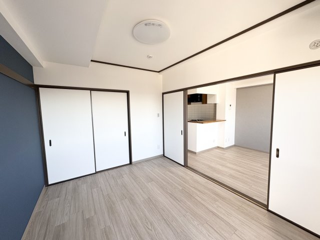 洋室6帖・引き戸で仕切って個室としても、開けて開放的にも使える間取りです