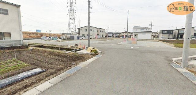 前面道路は広々としておりますので、お車の運転が苦手な方でも安心ですね。