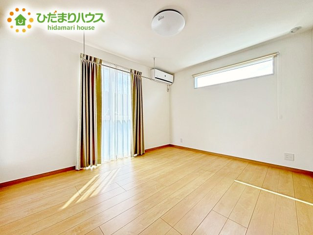 ゆとりのあるクローゼットが付いているので、お部屋もスッキリ片付き、朝の身支度もスムーズにできます。バルコニーと繋がるお部屋ですのでお布団などの大きな洗濯物もそのまま干して便利♪